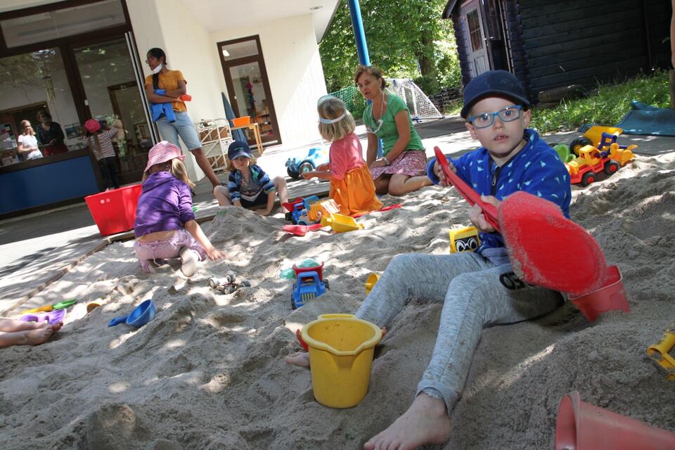 Sieben, Sandeln, Burgen bauen und den Sand aus dem Sandkasten nach draußen schmeißen, endlich wieder Alltag im inklusiven Carl-Weber-Kindergarten.