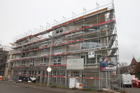 So sieht unser Gebäude jetzt im Winter aus: Unten wird das Familienzentrum sein, im ersten Obergeschoss die Zimmer für das Ambulant Unterstützte Wohnen.