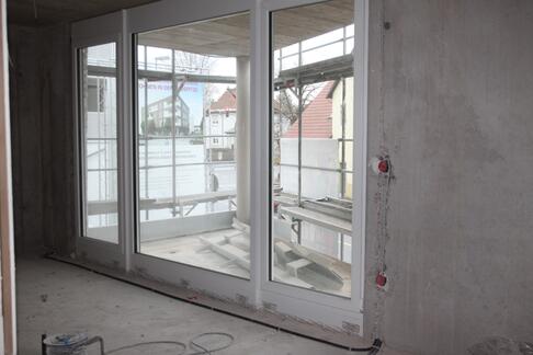 Der Wohnraum der einen WG hat eine Terrasse Richtung Henriettenstraße. Südspitze heißt dieser Teil des Steingau-Quartiers.