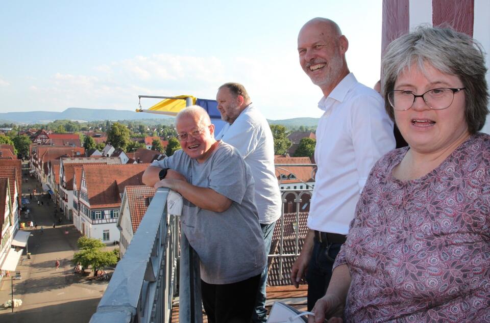 Diese Stadt wollen wir gemeinsam noch inklusiver machen - Anita Erdmann, Jochen Schumann und Sandra Maier mit Oberbürgermeister Bader über den Dächern von Kirchheim.