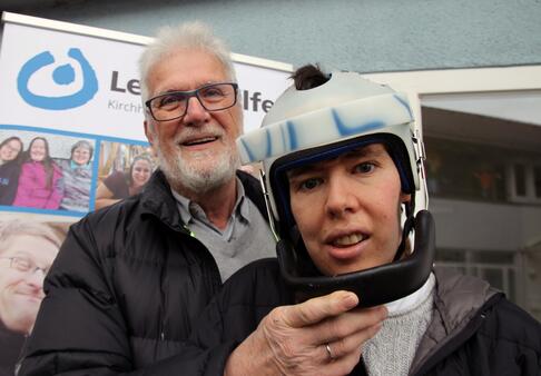 Christian Birzele-Unger mit seiner Tochter Jana Unger – schon immer begleitet er seine Tochter ins Krankenhaus, weil eine Klinik-Assistenz für Menschen mit Behinderung im Kreis gänzlich fehlt.